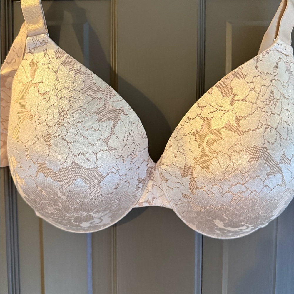 3 Vanity Fair Floral Lace Bras in Cream, Black and White Qty 3 Bras